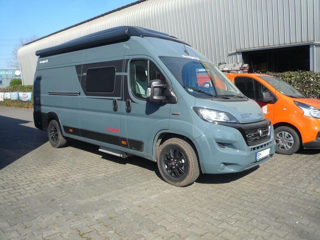 Wir montieren Alarmanlagen, SAT-TV, Multimedia- & Musikanlagen, Navigationen, Rückfahr- & Frontkameras in Ihr Wohnmobil ein.
Bei uns ist Ihr Wohnmobil in den besten Händen.
Wir bieten auf drei Einbauplätzen höchsten Montagekomfort für Ihr Wohnmobil.