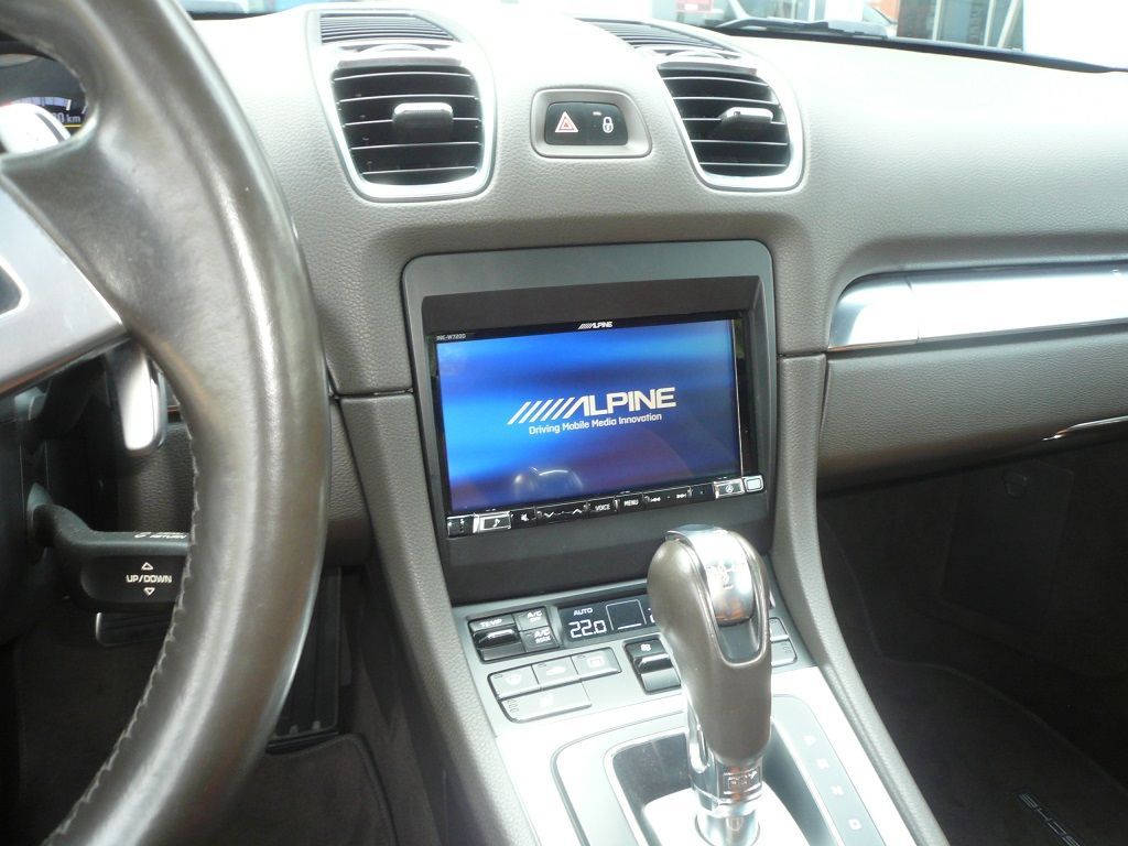 Alpine Navigation INE-W720D in einem Boxster nachgerüstet. Lenkradfernbedienung und Soundsystem auf das Alpine Gerät adaptiert.