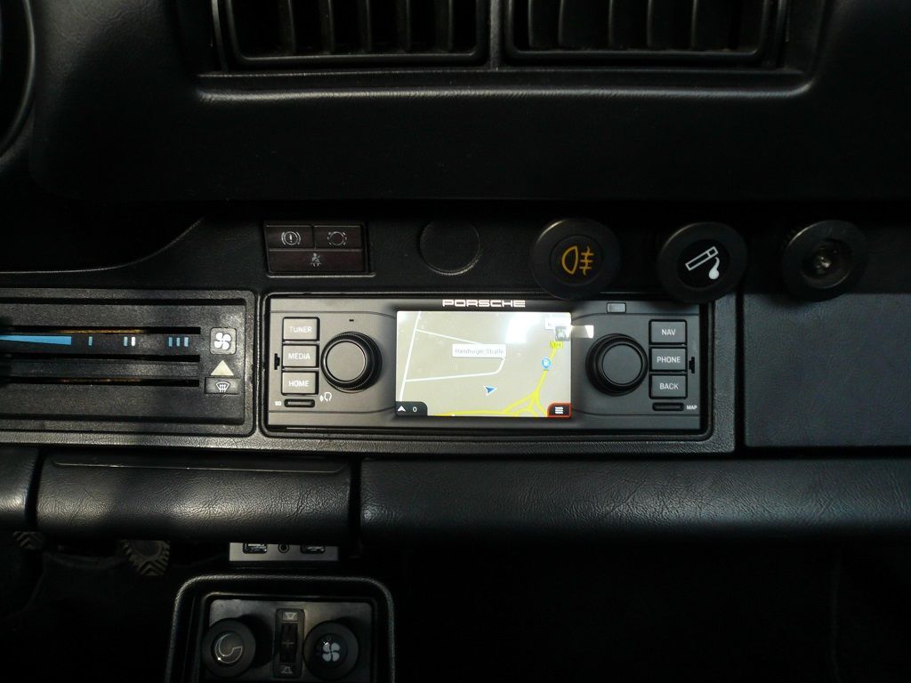 Original Porsche Classic Radio-Navigationssystem im Porsche 911er geliefert und montiert.