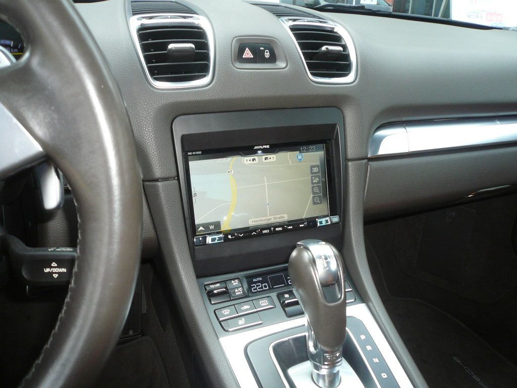Alpine Navigation INE-W720D in einem Boxster nachgerüstet. Lenkradfernbedienung und Soundsystem auf das Alpine Gerät adaptiert.