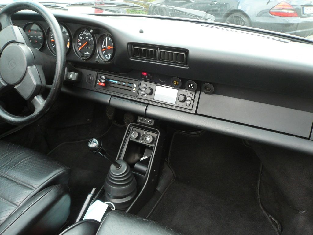 Original Porsche Classic Radio-Navigationssystem im Porsche 911er geliefert und montiert.