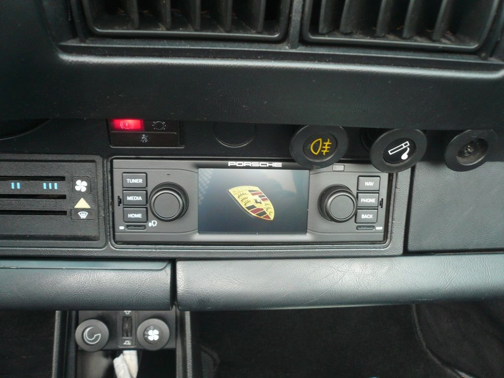 Original Porsche Classic Radio-Navigationssystem im Porsche 911er geliefert und montiert.