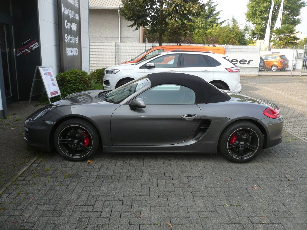 Alpine Navigation INE-W720D in einem Boxster nachgerüstet. Lenkradfernbedienung und Soundsystem auf das Alpine Gerät adaptiert.