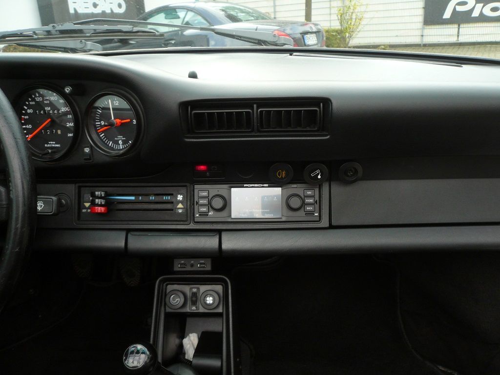 Original Porsche Classic Radio-Navigationssystem im Porsche 911er geliefert und montiert.