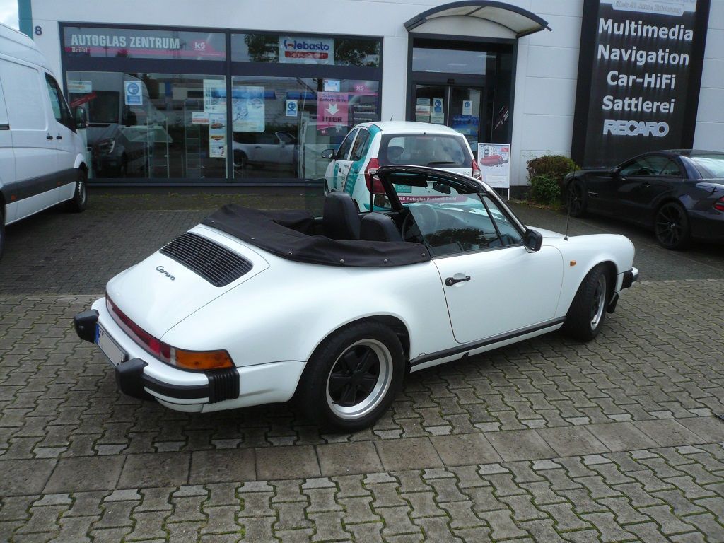 Original Porsche Classic Radio-Navigationssystem im Porsche 911er geliefert und montiert.