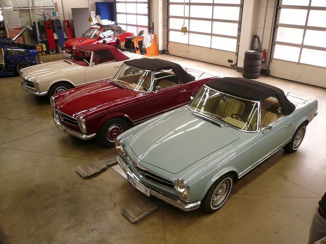 Eine Reihe von Autos sind in einer Garage geparkt