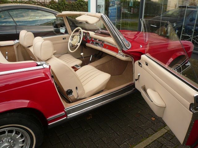 Das Innere eines roten Cabrios mit geöffneter Tür