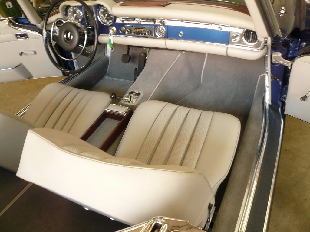 Komplette Innenausstattung & Teppichgarnitur neu angefertigt und montiert.