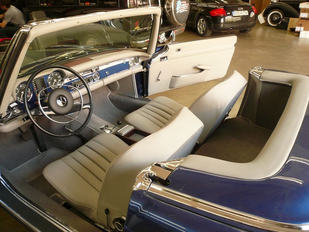 Komplette Innenausstattung & Teppichgarnitur neu angefertigt und montiert.