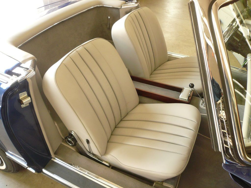 Komplette Innenausstattung & Teppichgarnitur neu angefertigt und montiert.