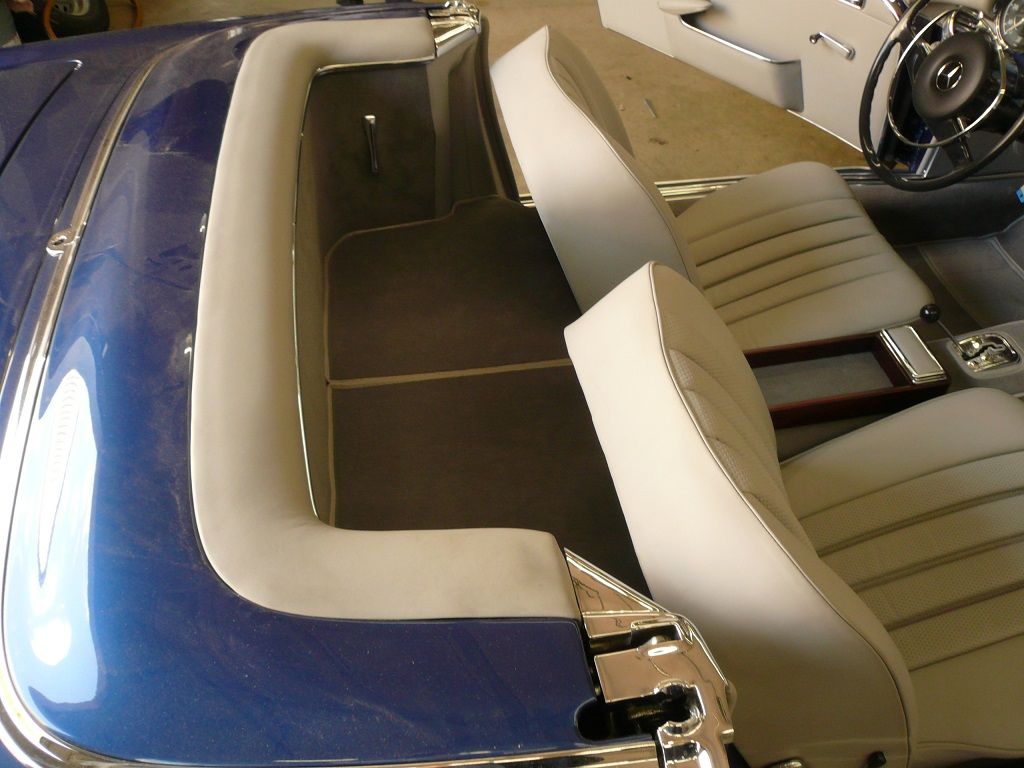 Komplette Innenausstattung & Teppichgarnitur neu angefertigt und montiert.