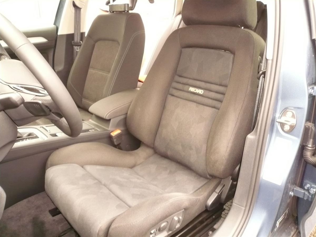 RECARO Ergomed ES im Passat nachgerüstet.