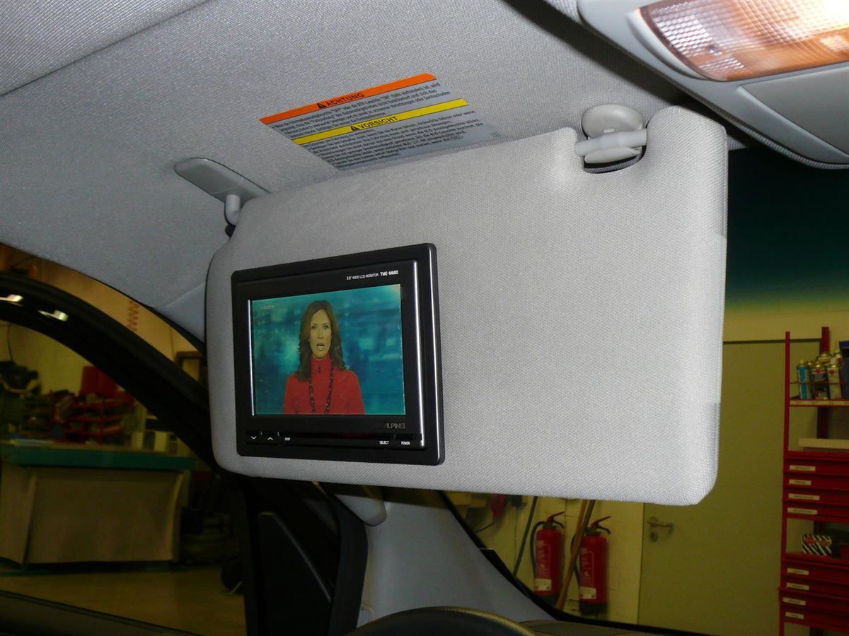 Alpine TME-M780 17,8 cm (7-Zoll) Kopfstützen-Monitor in die Original Nissan Pathfinder Kopfstütze eingearbeitet. TME-M680 14,7 cm (5,8-Zoll) Monitor in die Sonnenblende vom Nissan Pathfinder eingearbeitet. Alpine DVB-T2 TV-Tuner montiert.