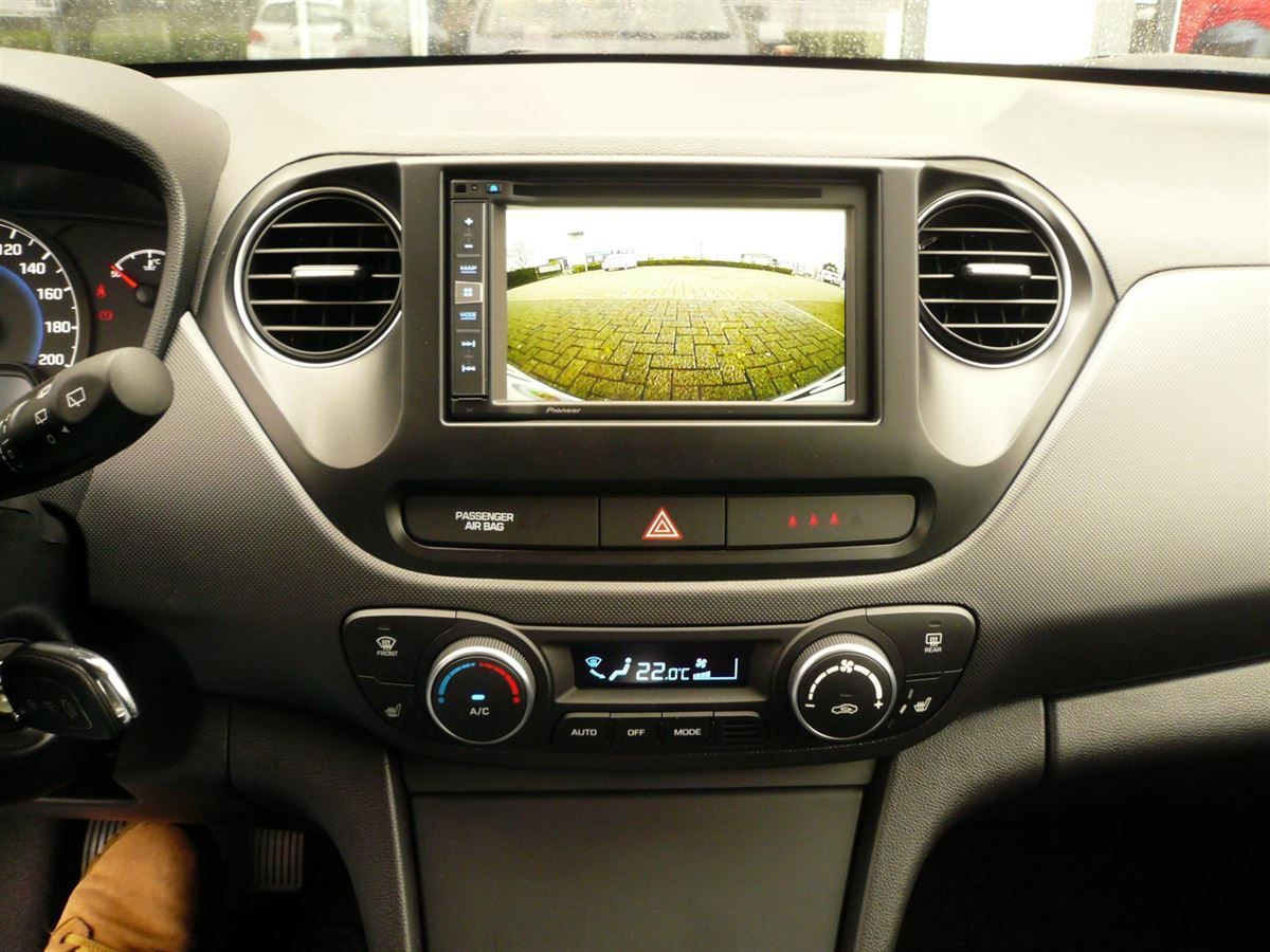 Pioneer AVIC-F980BT inkl. Pioneer Rückfahrkamera im Hyundai i10 nachgerüstet.