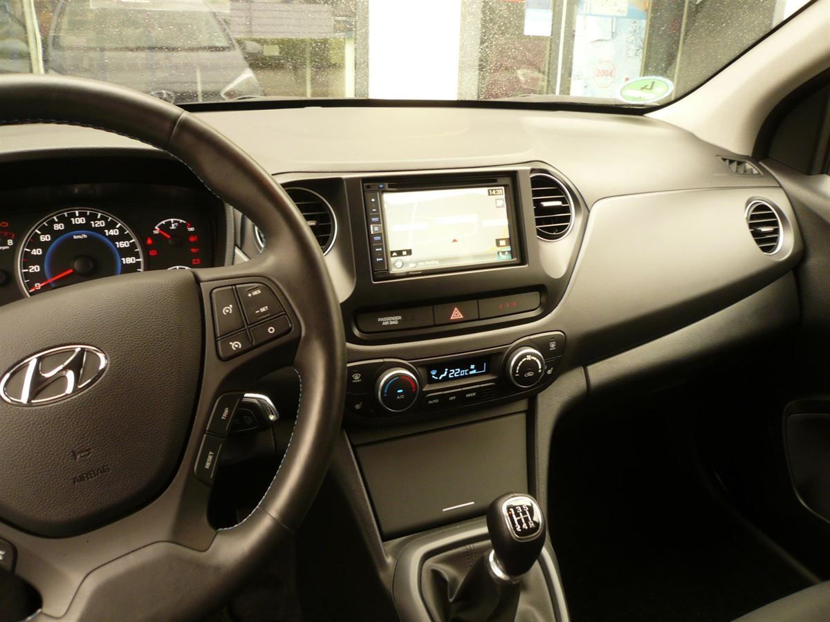 Pioneer AVIC-F980BT inkl. Pioneer Rückfahrkamera im Hyundai i10 nachgerüstet.
