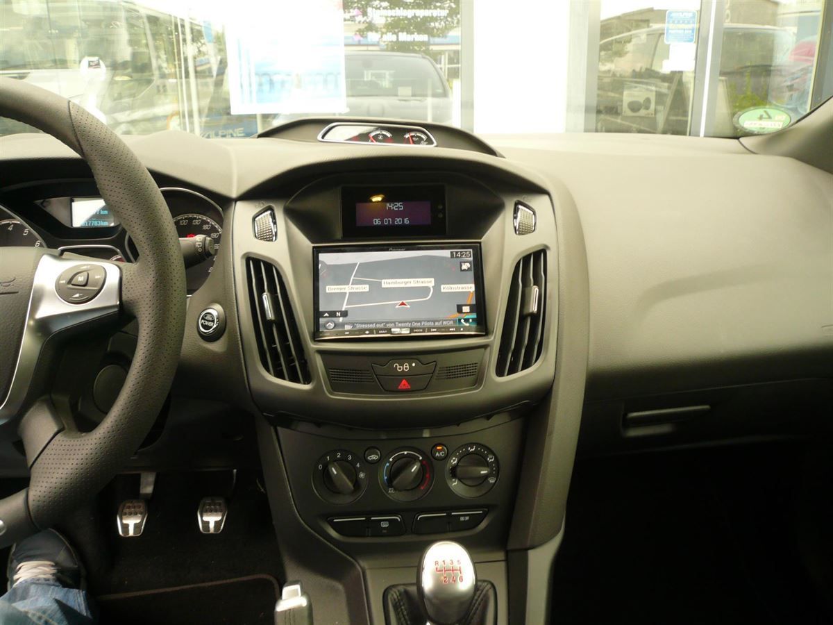 Clarion NX702E im Ford C-Max nachgerüstet. Werkseitige Lenkrad-Fernbedienung auf das Pioneer adaptiert.