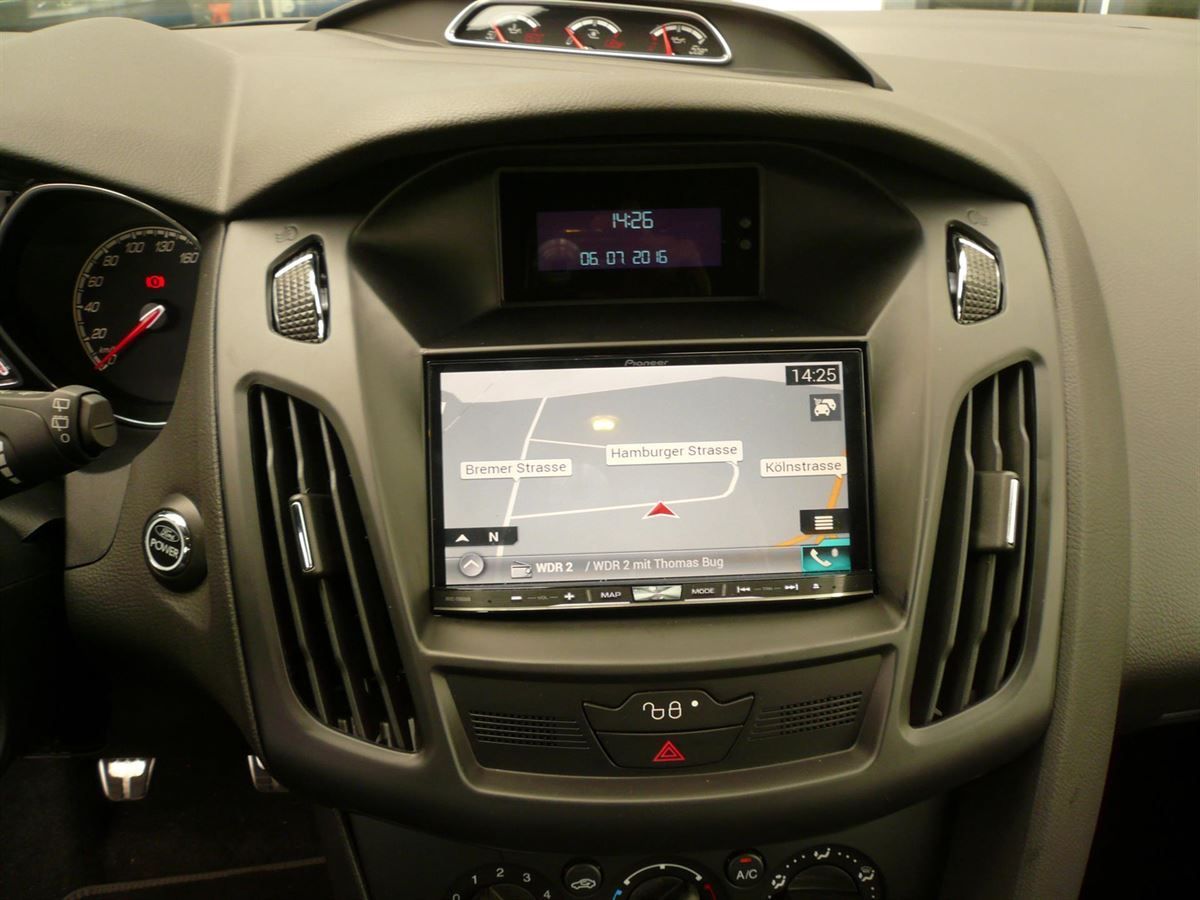 Clarion NX702E im Ford C-Max nachgerüstet. Werkseitige Lenkrad-Fernbedienung auf das Pioneer adaptiert.