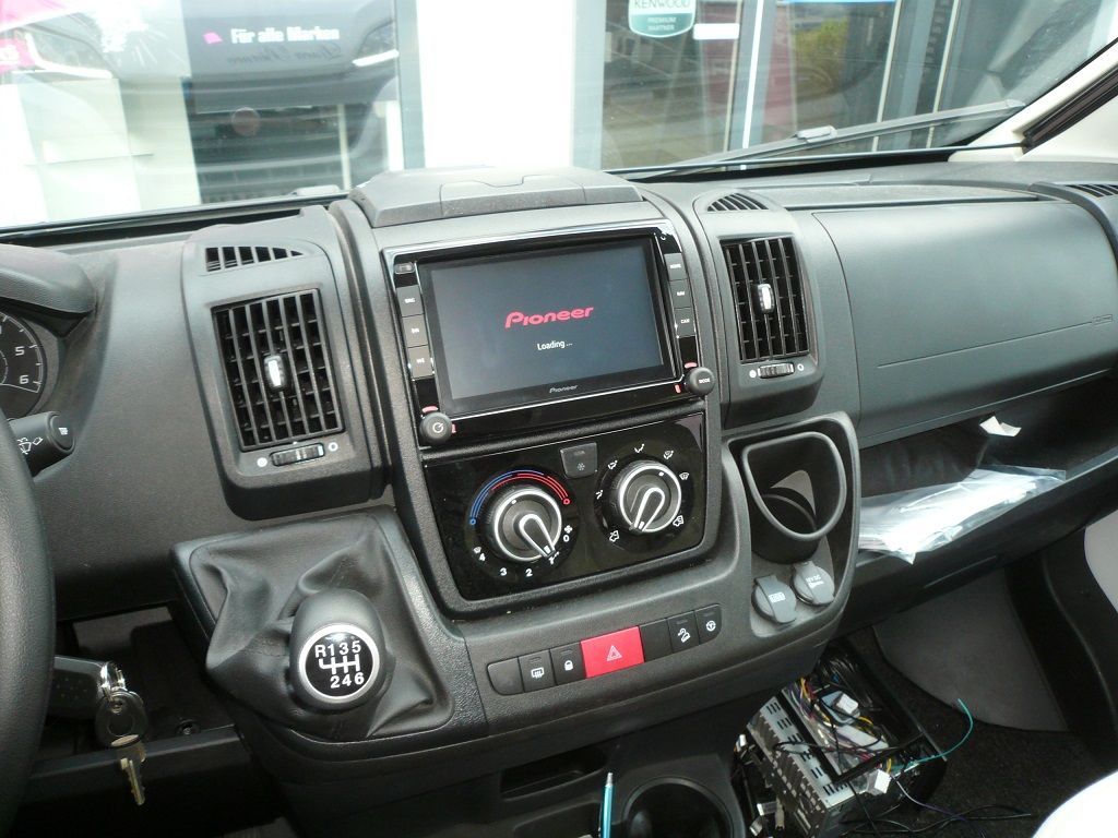 Pioneer AVIC-EVO1-DT2-C-GR Perfekt integriert Wohnmobil-Navigation mit Apple CarPlay & Android Auto. Die Lösung von Pioneer für Ihr  Wohnmobil Ducato-Plattform, in Piano Black.