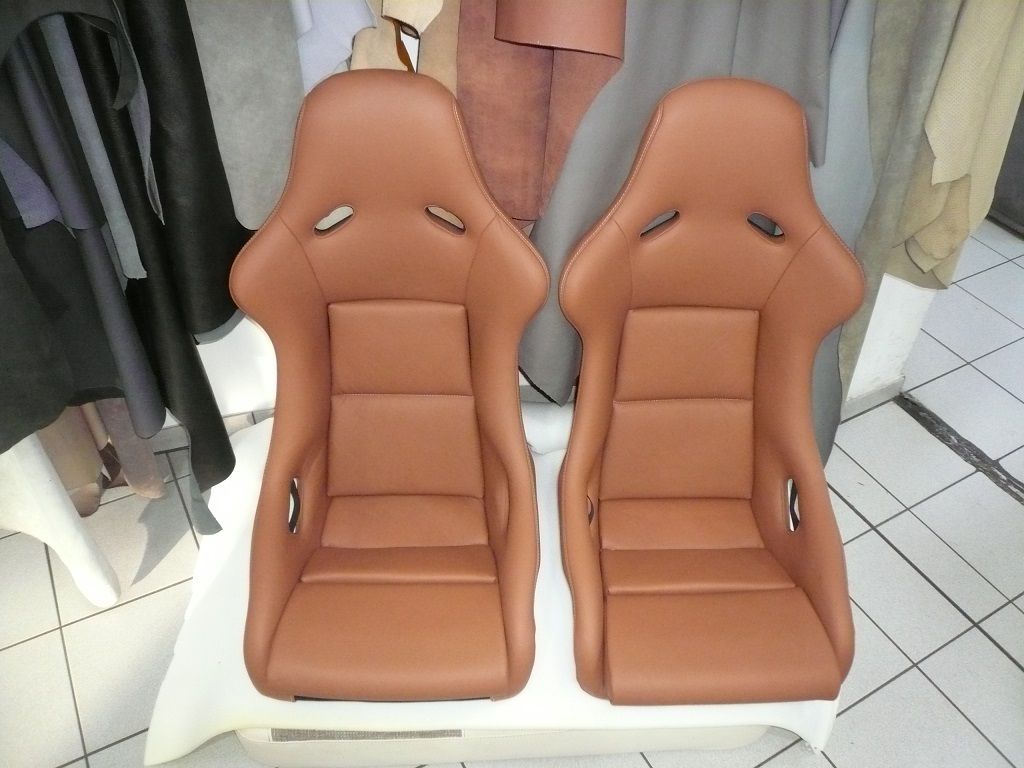 Recaro Pole Position ABE in Original BMW Leder neu bezogen und GFK Schale in Wagenfarbe lackieren lassen.