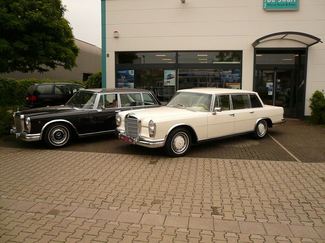 Ein schwarz-weißes Auto parkt vor einem Gebäude