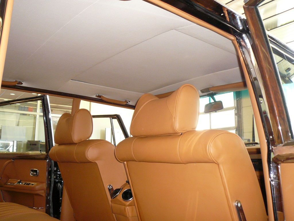 Mercedes Pullmann schwarz. Komplette Innenausstattung in Leder, Himmel in gelochtem Kunstleder, Teppichgarnitur neu angefertigt und montiert.