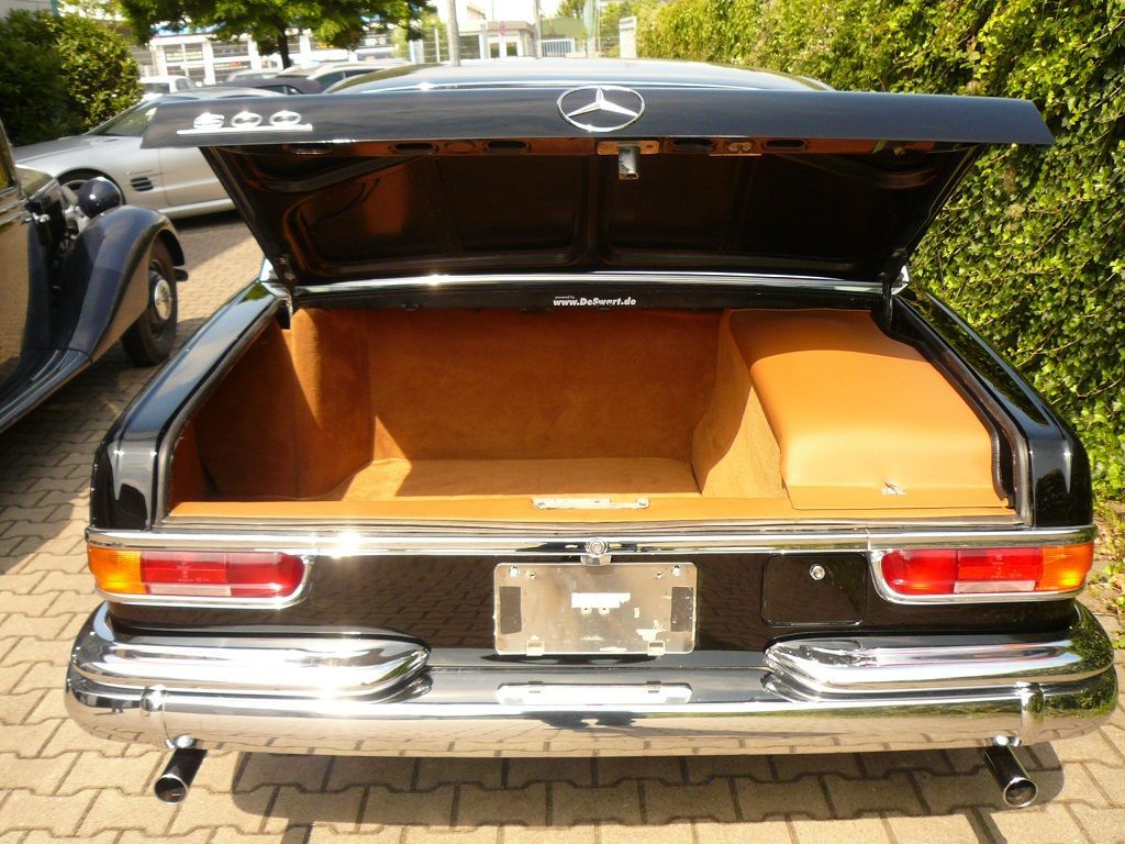 Mercedes Pullmann schwarz. Komplette Innenausstattung in Leder, Himmel in gelochtem Kunstleder, Teppichgarnitur neu angefertigt und montiert.