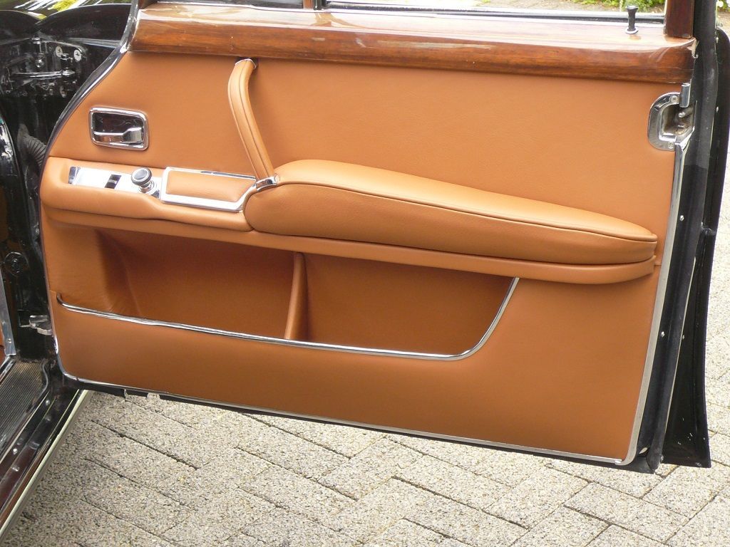 Mercedes Pullmann schwarz. Komplette Innenausstattung in Leder, Himmel in gelochtem Kunstleder, Teppichgarnitur neu angefertigt und montiert.