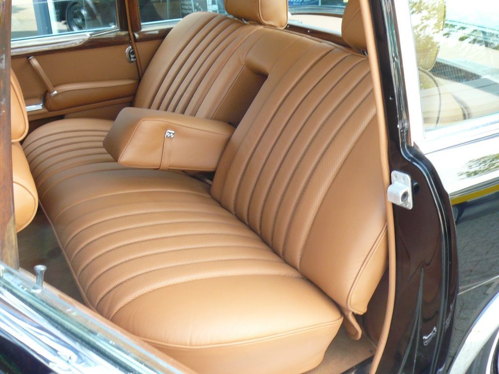 Mercedes Pullmann schwarz. Komplette Innenausstattung in Leder, Himmel in gelochtem Kunstleder, Teppichgarnitur neu angefertigt und montiert.