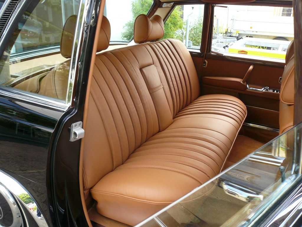 Mercedes Pullmann schwarz. Komplette Innenausstattung in Leder, Himmel in gelochtem Kunstleder, Teppichgarnitur neu angefertigt und montiert.