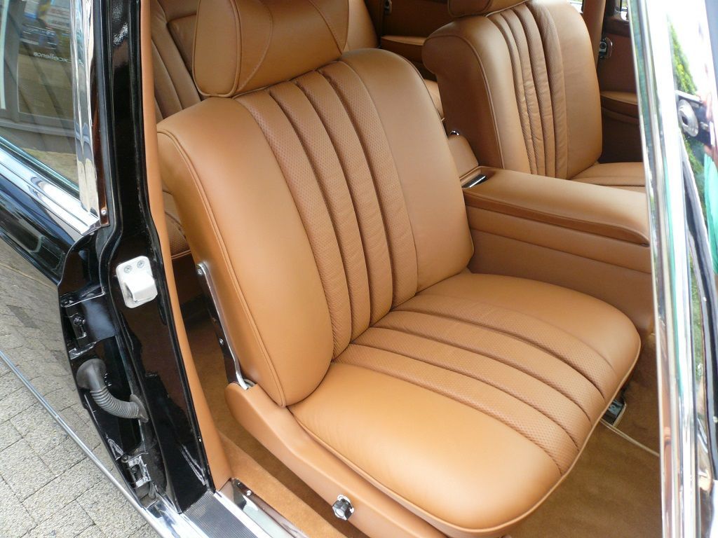 Mercedes Pullmann schwarz. Komplette Innenausstattung in Leder, Himmel in gelochtem Kunstleder, Teppichgarnitur neu angefertigt und montiert.