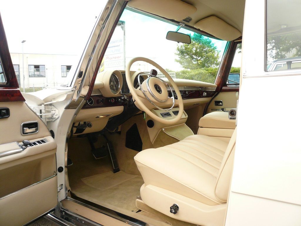 Komplette Innenausstattung, Himmel & Teppichgarnitur neu angefertigt und montiert.