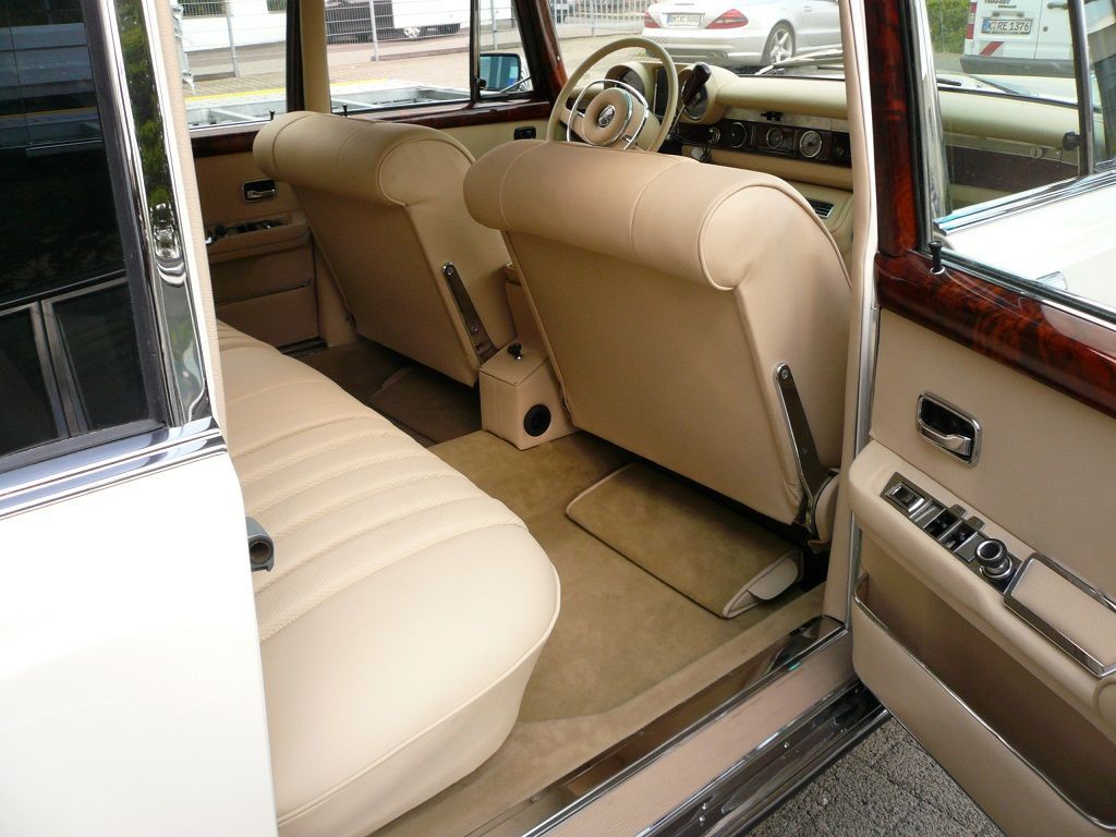 Komplette Innenausstattung, Himmel & Teppichgarnitur neu angefertigt und montiert.