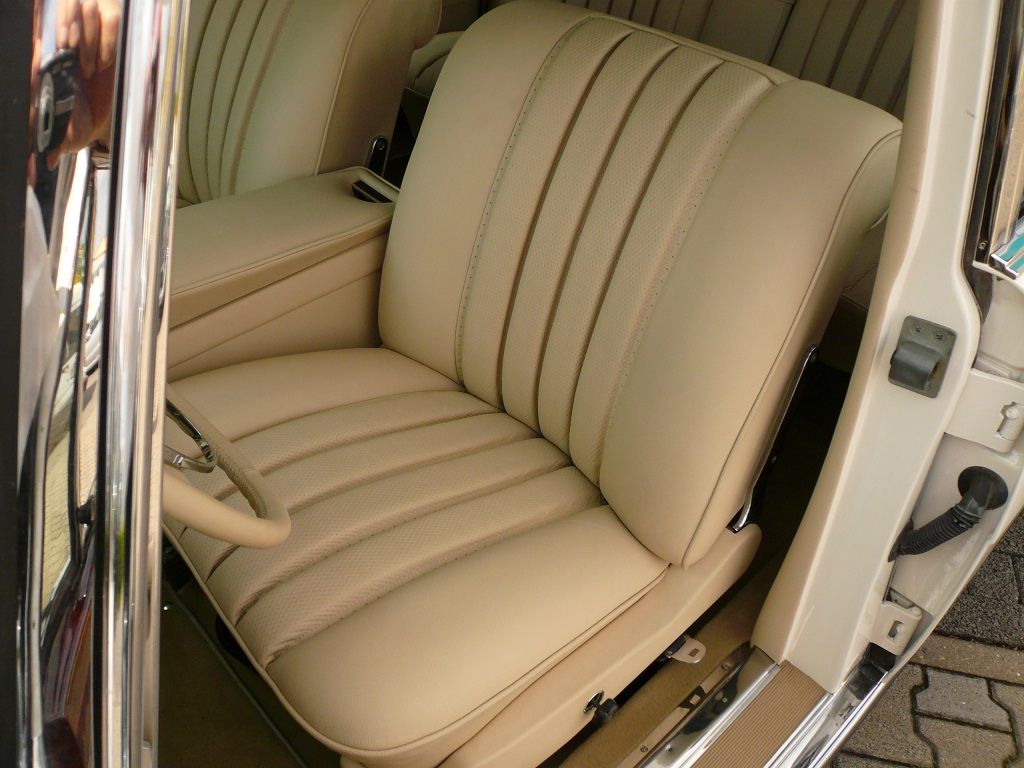 Komplette Innenausstattung, Himmel & Teppichgarnitur neu angefertigt und montiert.