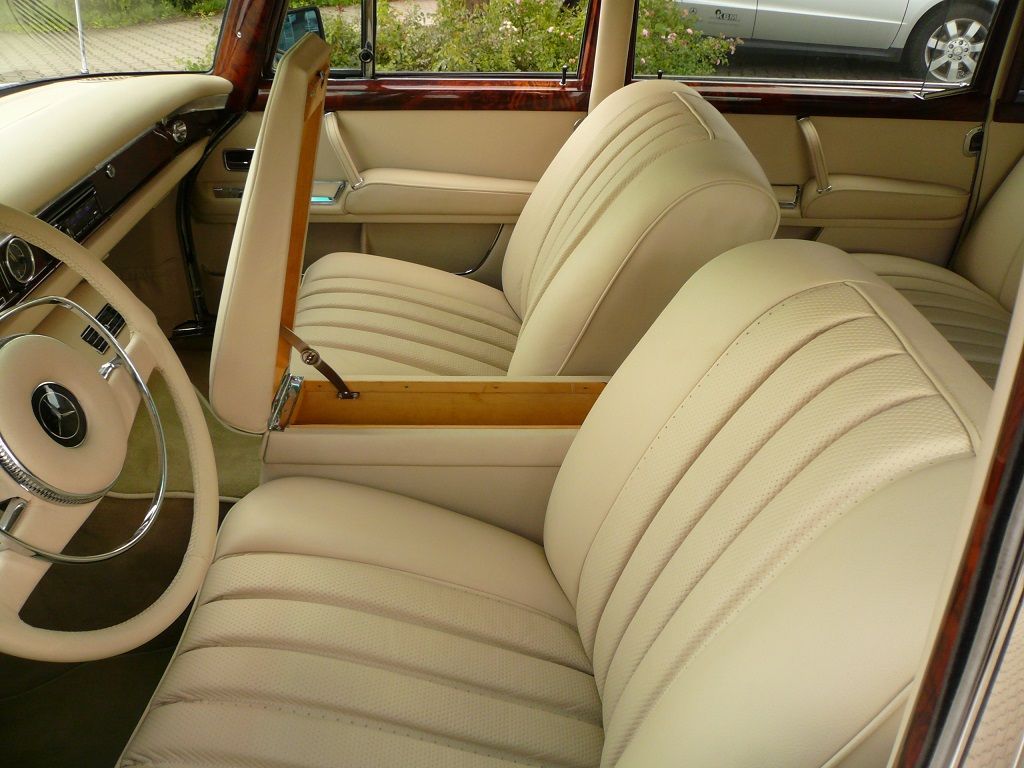 Komplette Innenausstattung, Himmel & Teppichgarnitur neu angefertigt und montiert.