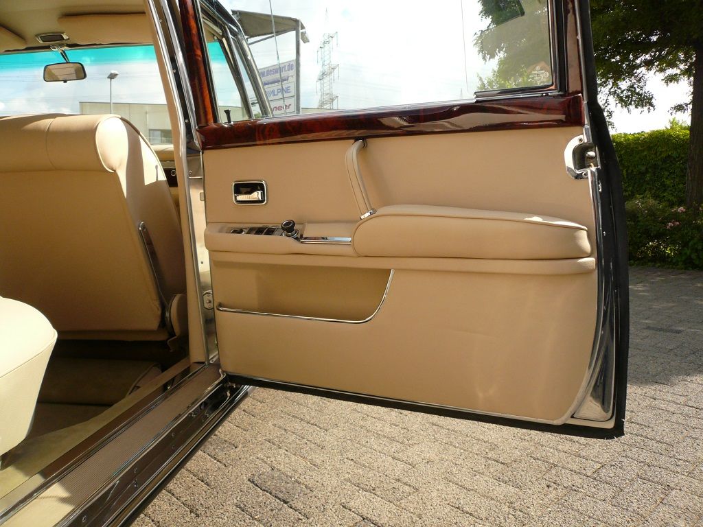 Komplette Innenausstattung, Himmel & Teppichgarnitur neu angefertigt und montiert.