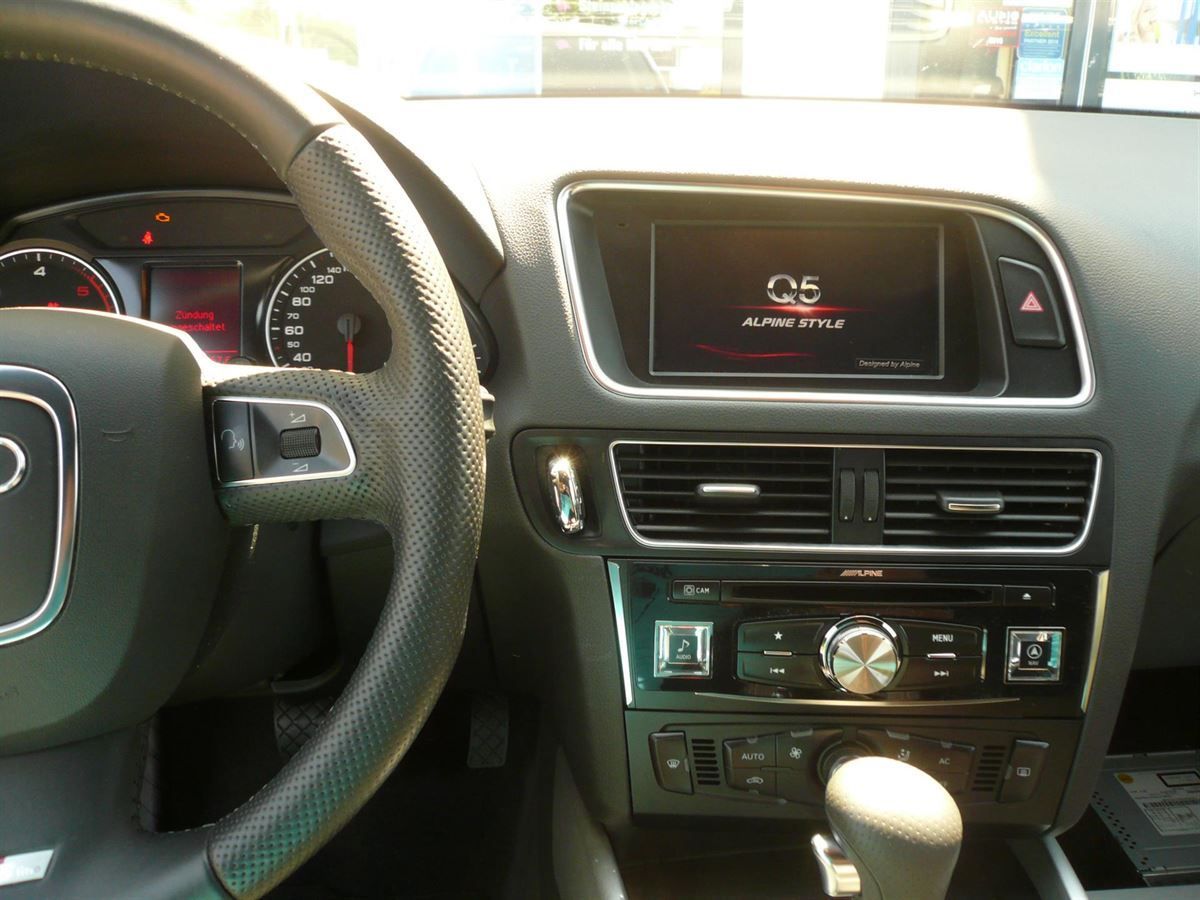 Alpine X702D-Q5 7-Zoll Premium-Infotainment-System für Audi Q5 mit Navigationssystem, Apple CarPlay und Android Auto Unterstützung nachgerüstet.