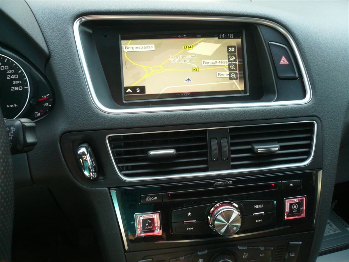 Alpine X702D-Q5 7-Zoll Premium-Infotainment-System für Audi Q5 mit Navigationssystem, Apple CarPlay und Android Auto Unterstützung nachgerüstet.