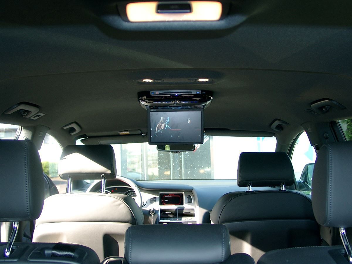 Alpine PKG-2100P 26 cm (10,2-Zoll) WVGA Deckenmonitor mit DVD-Player im Audi Q7 nachgerüstet.