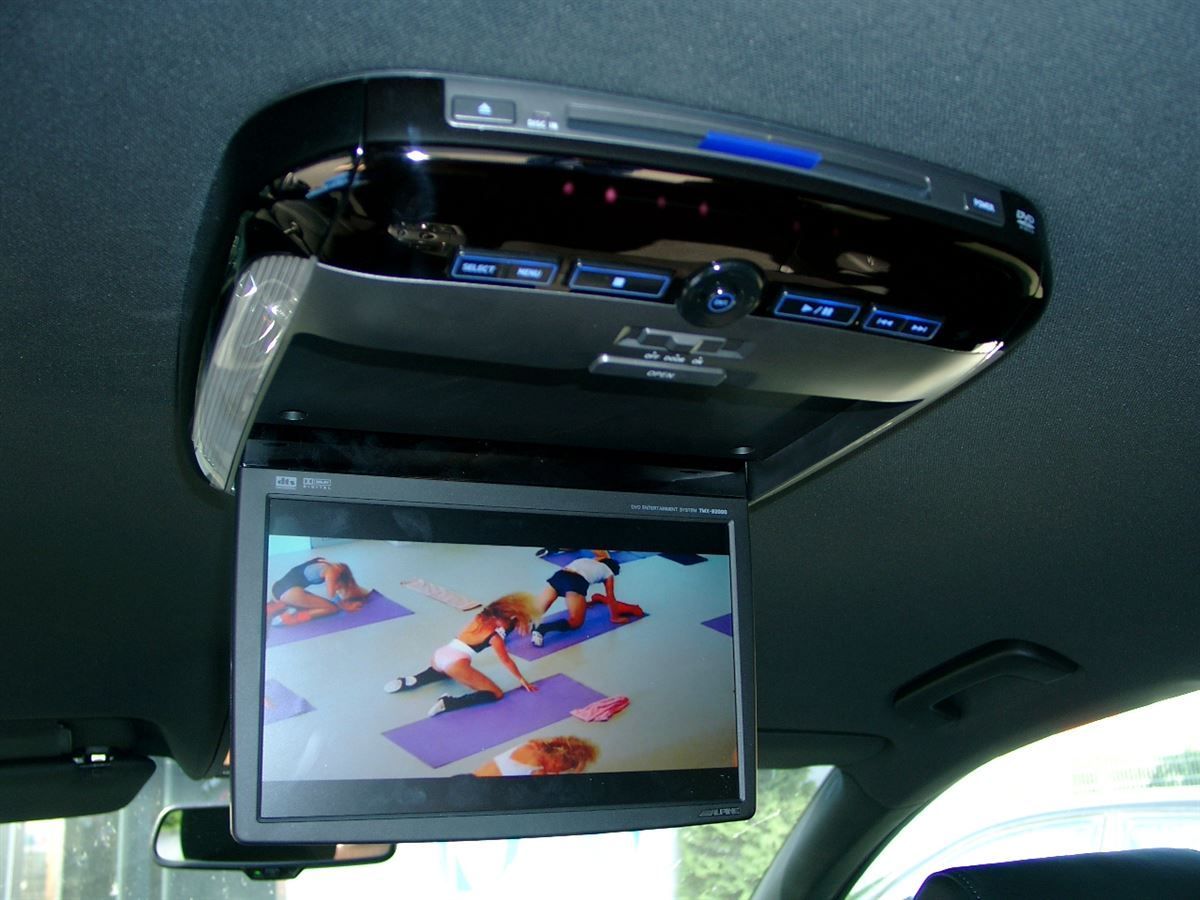 Alpine PKG-2100P 26 cm (10,2-Zoll) WVGA Deckenmonitor mit DVD-Player im Audi Q7 nachgerüstet.