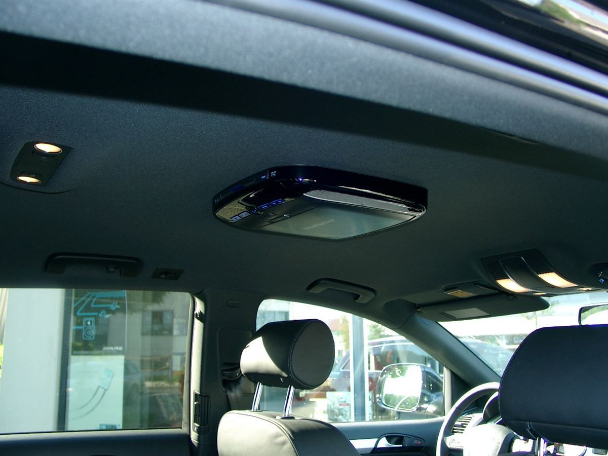 Alpine PKG-2100P 26 cm (10,2-Zoll) WVGA Deckenmonitor mit DVD-Player im Audi Q7 nachgerüstet.