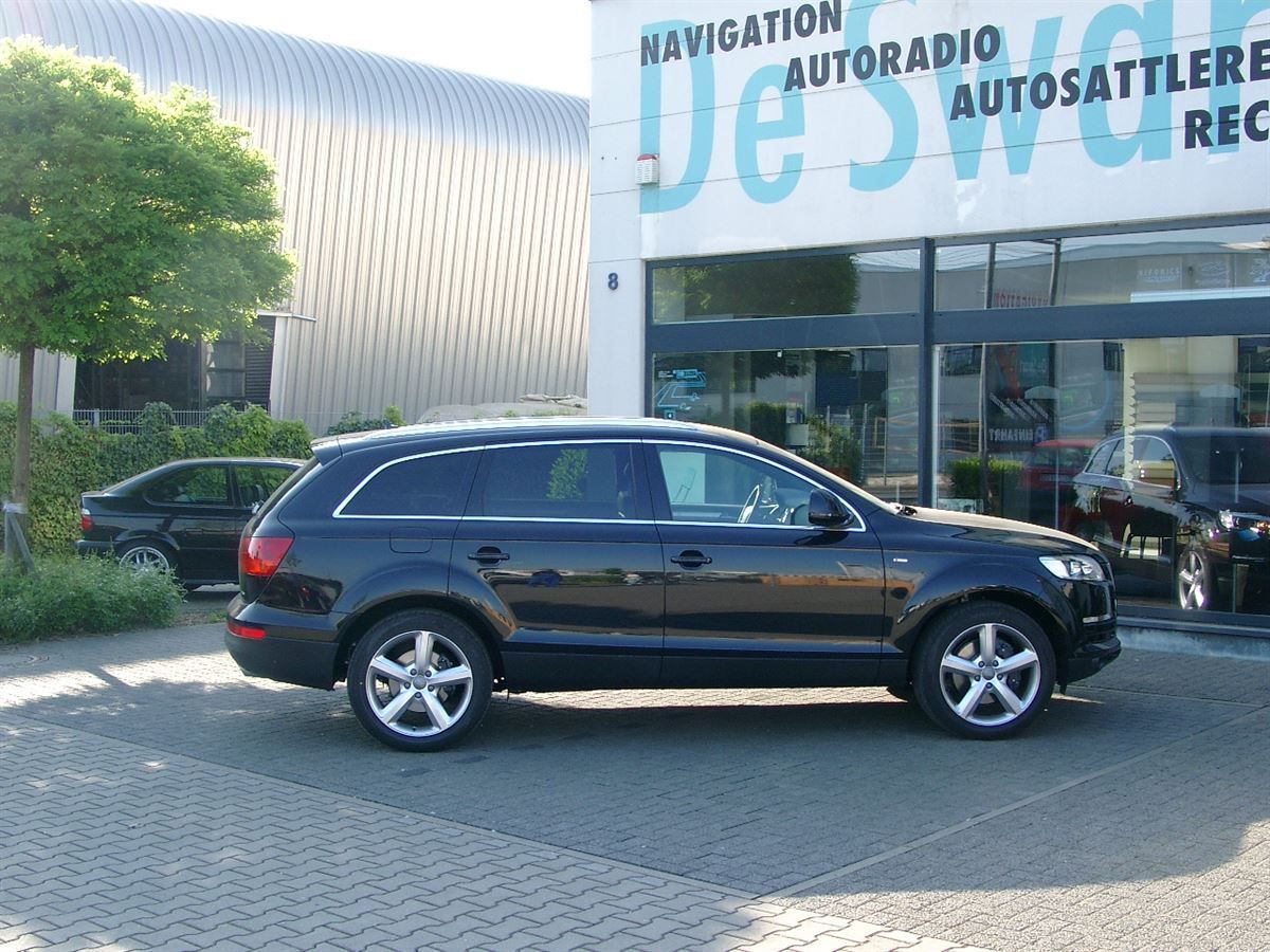 Alpine PKG-2100P 26 cm (10,2-Zoll) WVGA Deckenmonitor mit DVD-Player im Audi Q7 nachgerüstet.