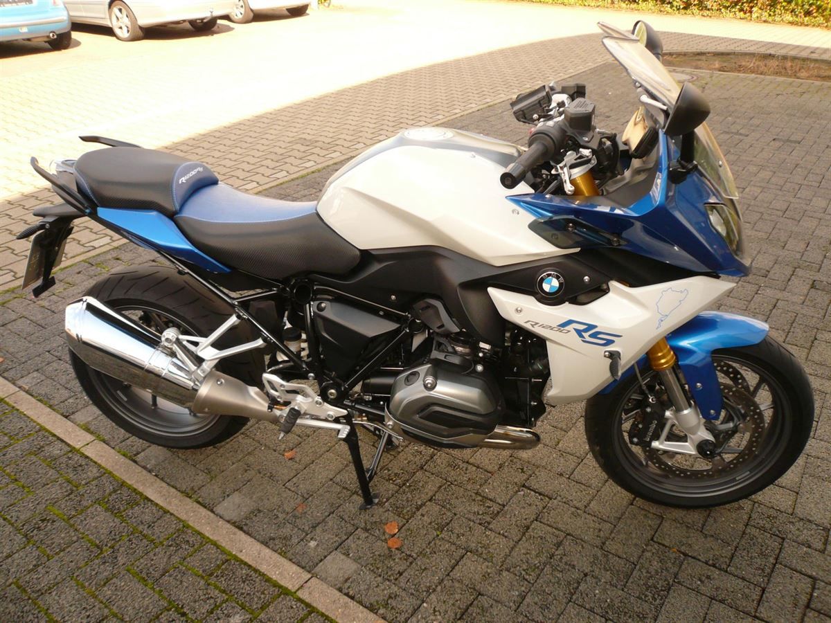 Sitzbank in Kunstleder Carbon/blau neu bezogen.