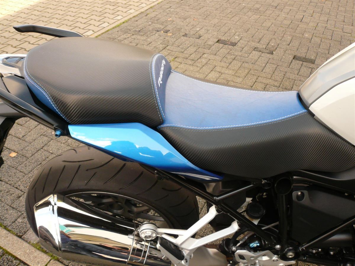 Sitzbank in Kunstleder Carbon/blau neu bezogen.