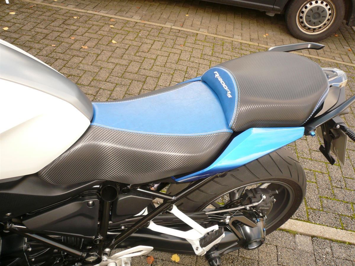 Sitzbank in Kunstleder Carbon/blau neu bezogen.