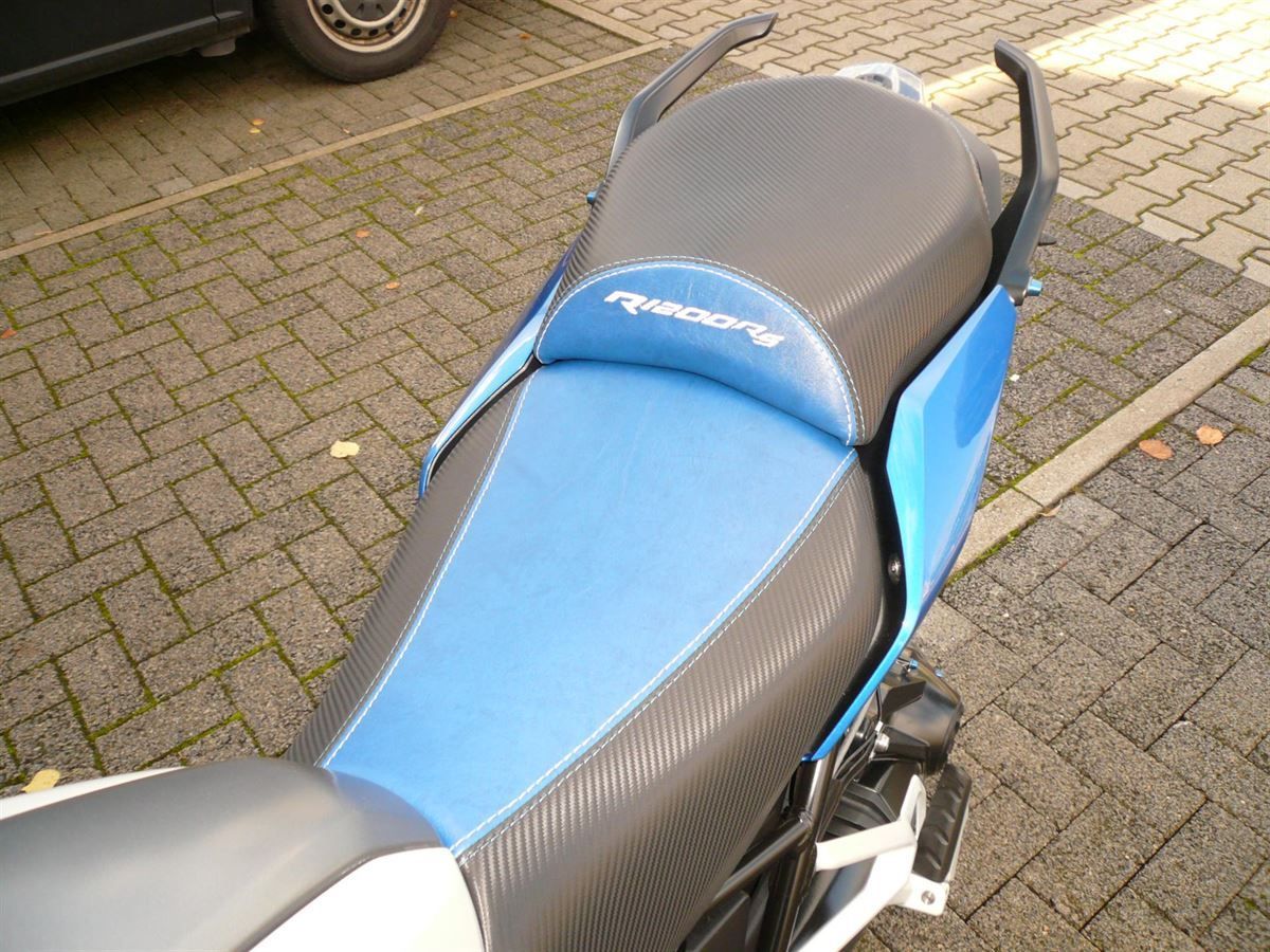 Sitzbank in Kunstleder Carbon/blau neu bezogen.