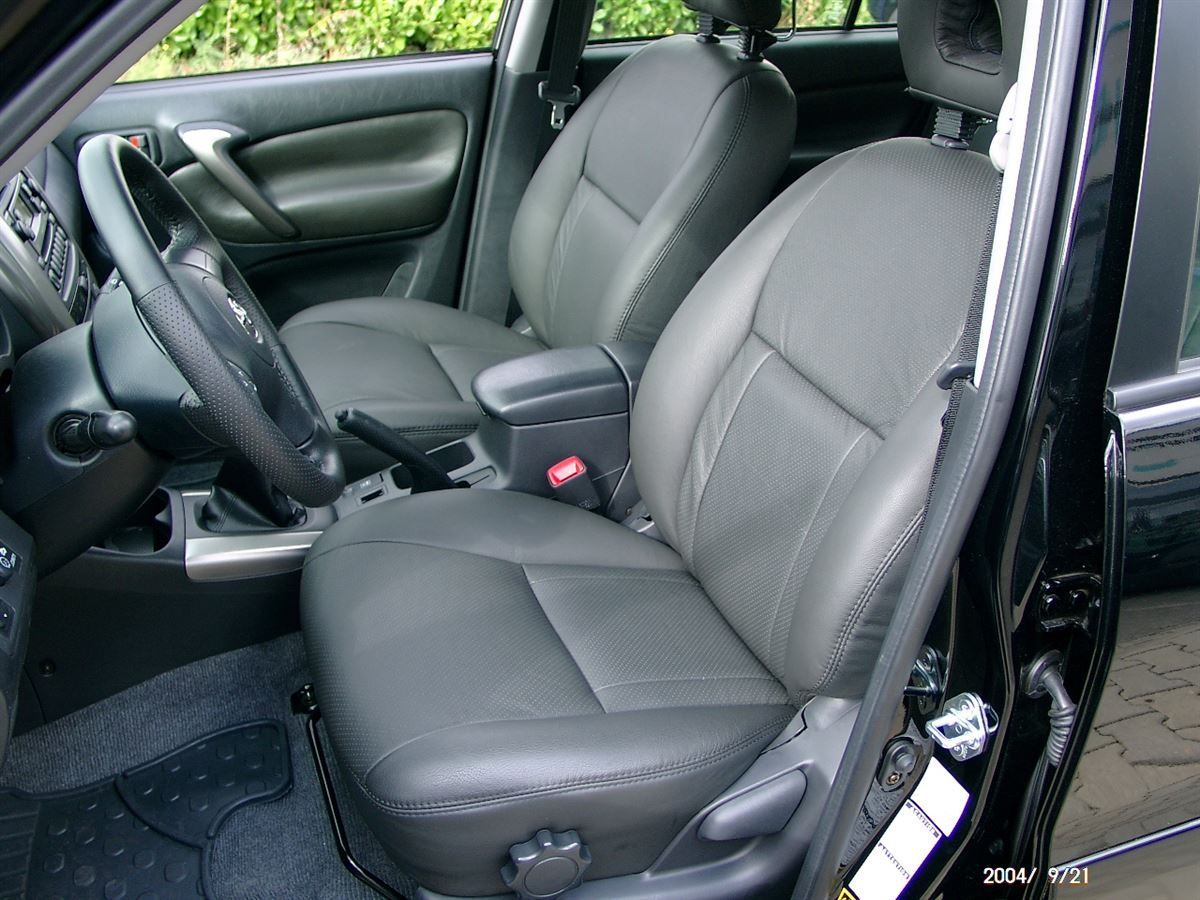 Toyota RAV4 (Neufahrzeug), komplette Innenausstattung und Türverkleidungen in Leder neu angefertigt und montiert.