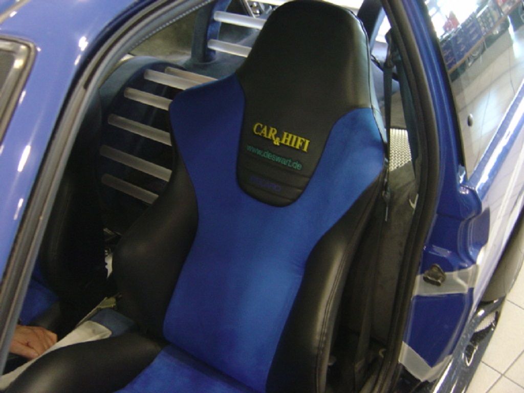 Ein blaues Auto mit einem schwarzen Sitz und der Aufschrift „Car Hifi“