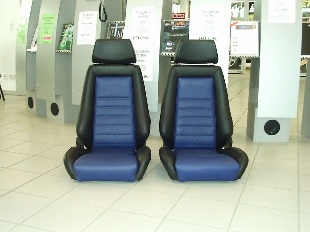 Ein Paar blau-schwarze Sitze in einem Raum