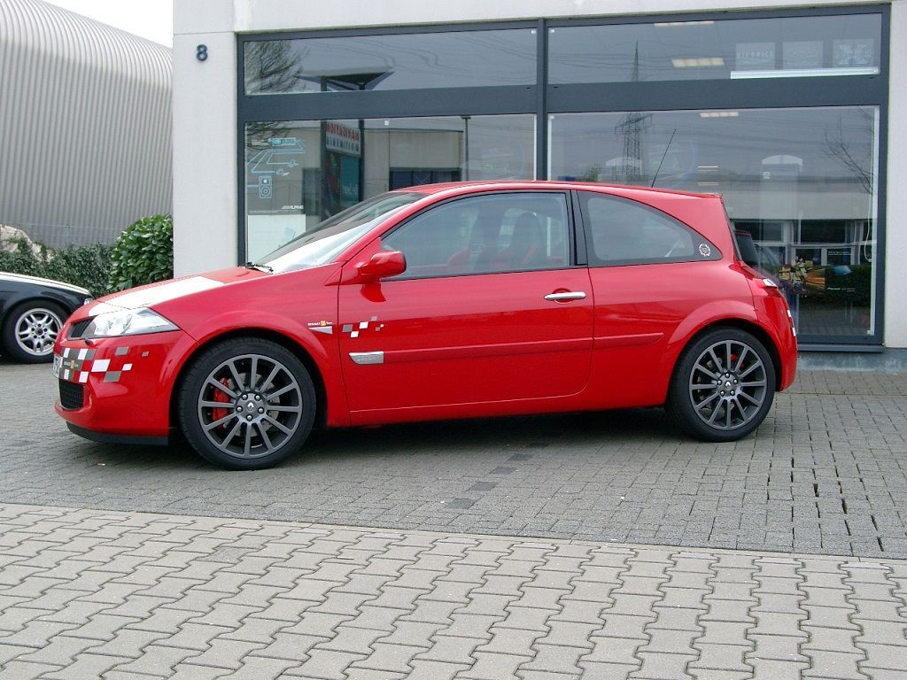 Renault Megane Sport F1, Innenausstattung in Leder Schwarz / Alcantara rot neu angefertigt und montiert. Himmel; Türverkeidungen, Seitenteile hinten und Hutablage in rotem Alcantara neu bezogen, Logo eingestickt.