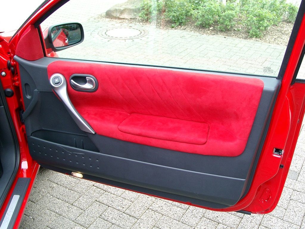 Renault Megane Sport F1, Innenausstattung in Leder Schwarz / Alcantara rot neu angefertigt und montiert. Himmel; Türverkeidungen, Seitenteile hinten und Hutablage in rotem Alcantara neu bezogen, Logo eingestickt.